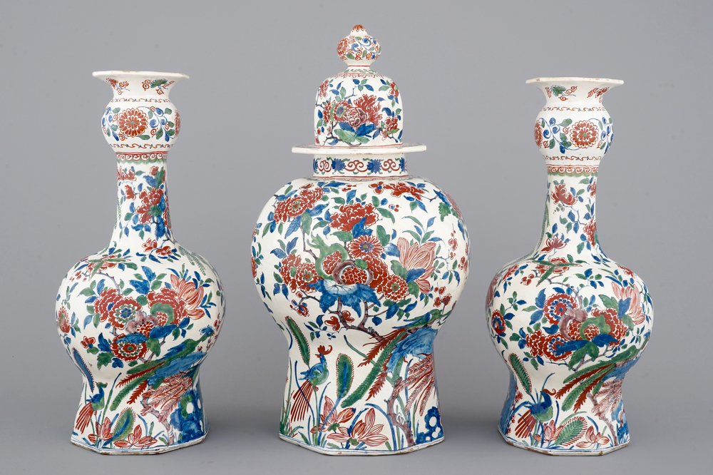 Une garniture de chemin&eacute;e en fa&iuml;ence de Delft en palette cachemire, ca. 1700